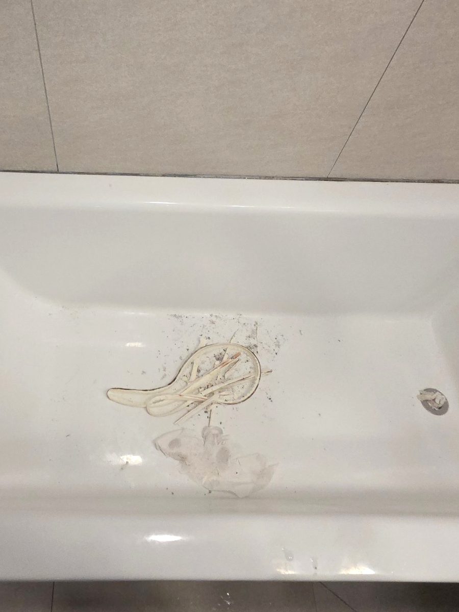 욕조실리콘 시공 전, 뜯어낸 기존 실리콘과 검게 변한 벽 틈